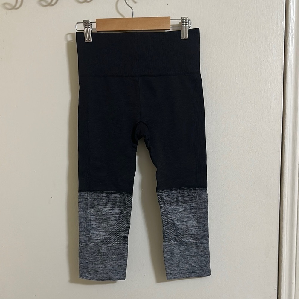Lululemon Seamlessly Street Crop Heathered Black Grey Ombre‎ Size 4 Stretch Yoga